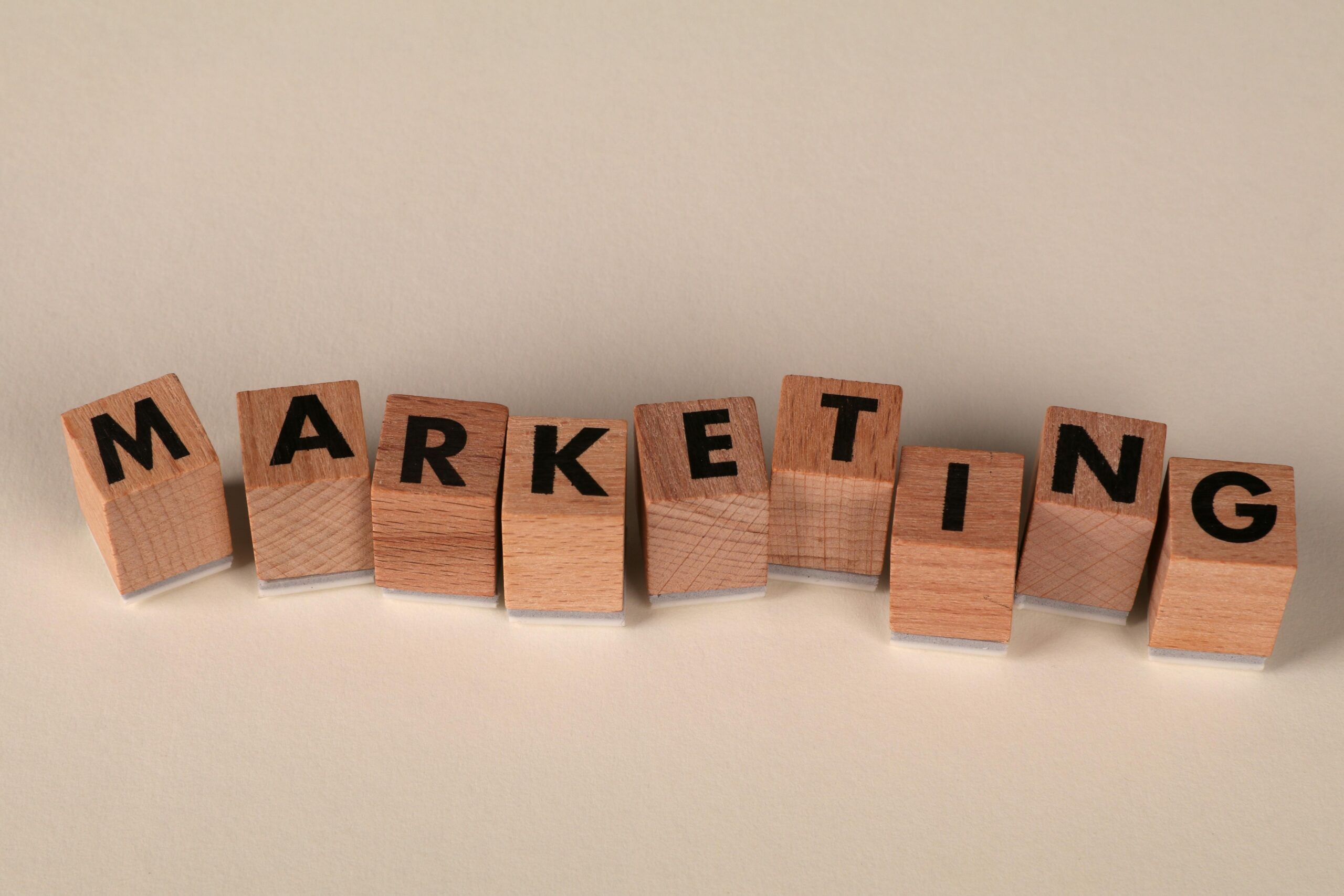 marketing en letras de madera
