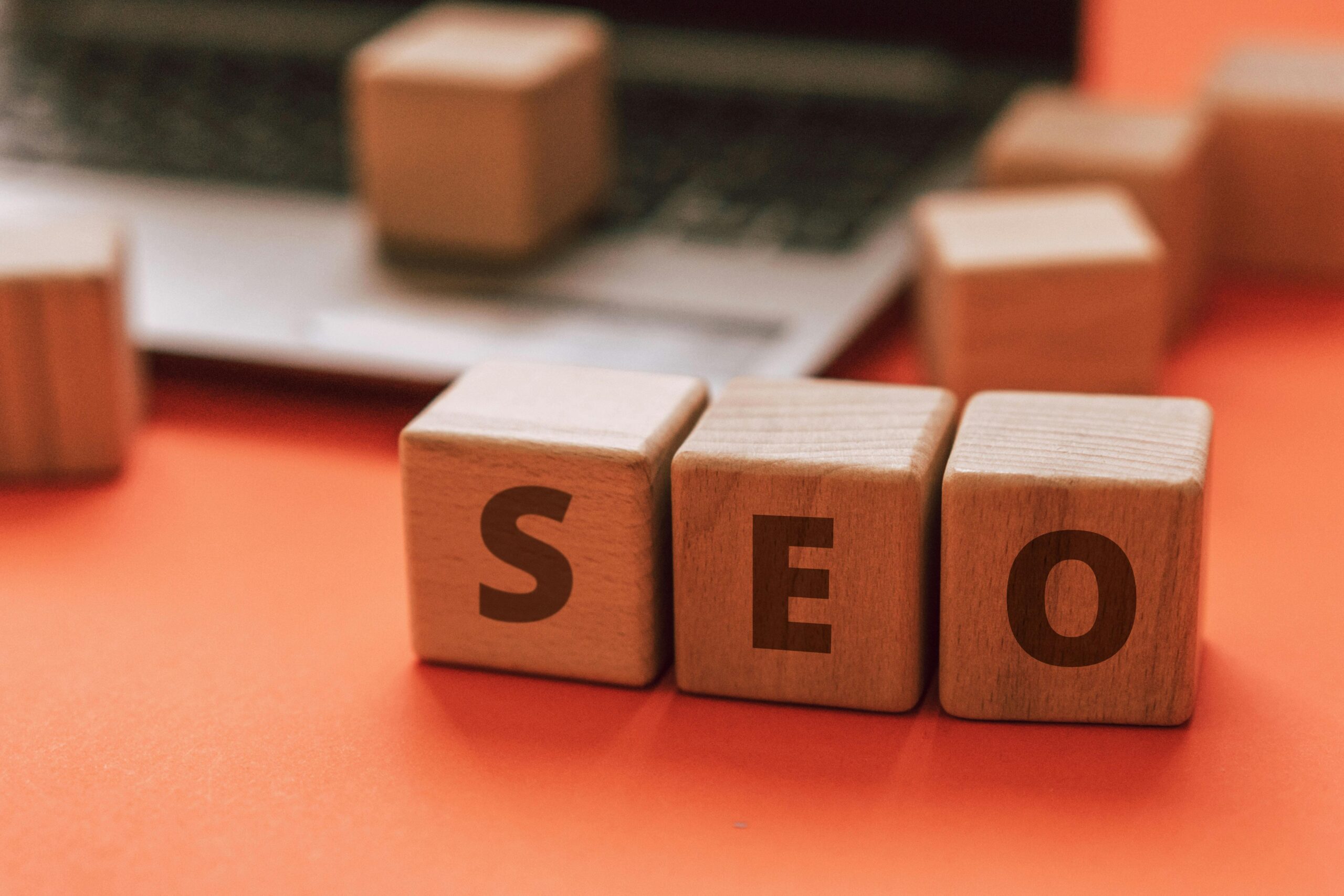 Letras de madera formando la palabra SEO